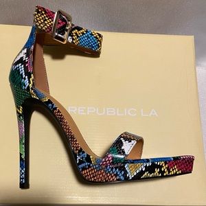 New Womens Platform Heels Sz 8 Multi-color snake print